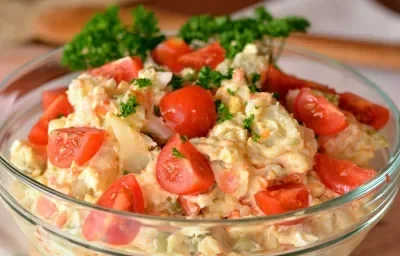 Ensalada de Atún decorada con hojas verdes y tomates cherry