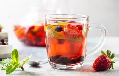 Té NUTREN® Senior con limonaria y trozos de fresa