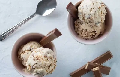 Helado de galleta y chocolate