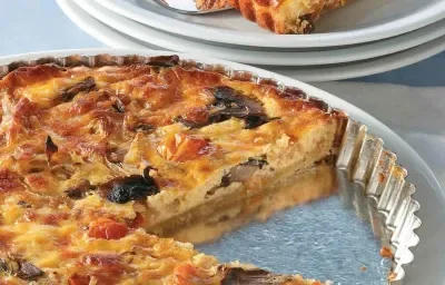 QUICHE DE CEBOLLAS CARAMELIZADAS CON TOMATES Y CHAMPIÑONES