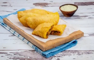 empanadas de maíz con ropa vieja