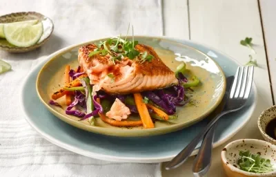 Salmón al horno con salteado de repollo