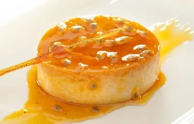 Flan de Coco en Almíbar de Chinola