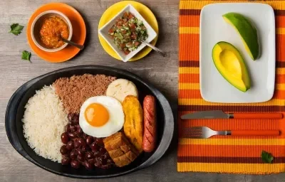 Receta tradicional de bandeja paisa con ingredientes frescos