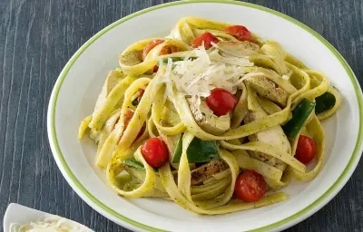 Fetuccine con Pesto Cremoso, Guisantes y Tomates