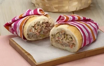 Sándwich de carne desmechada y pan francés