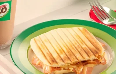 PANINI DE JAMÓN CON CEBOLLA ACOMPAÑADO CON MILO® FRIO