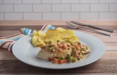 Filetes de pollo guisados con vegetales y crema