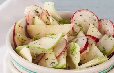 ENSALADA DE MANZANA Y RÁBANOS CON SALSA CREMOSA