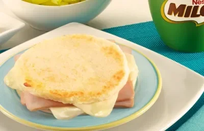 AREPA PAISA CON JAMÓN Y QUESO ACOMPAÑADA CON MILO® CALIENTE