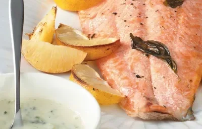 SALMÓN AL HORNO CON LIMAS, ALBAHACA Y SALSA DE PEPINO