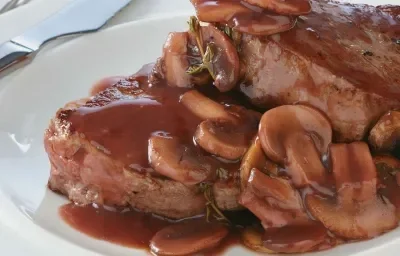 MEDALLONES DE CARNE CON SALSA DE VINO TINTO Y CHAMPIÑONES