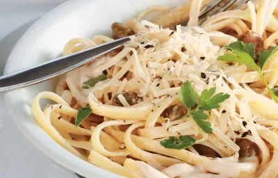 PASTA CON SALSA DE ATÚN Y ALCAPARRAS