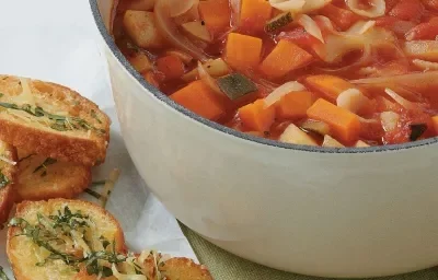 SOPA MINESTRONE CON CROUTONES DE AJO