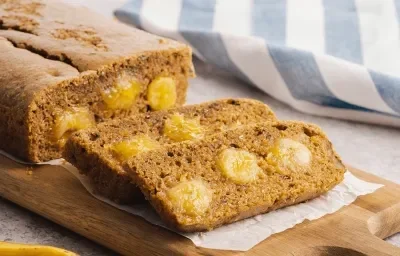 Torta con cáscaras de banano y banano caramelizado