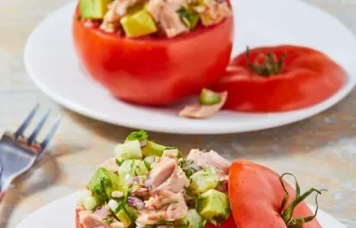 Tomates rellenos cremosos de atún