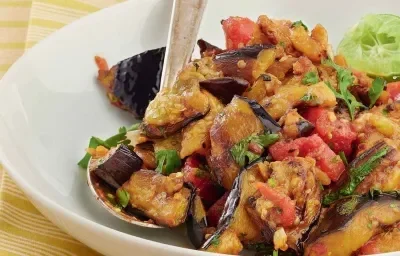 BERENJENAS CON TOMATE Y PEREJIL