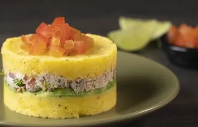 Causa limeña de atún, papa criolla, aguacate y crema