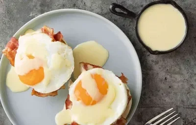 Huevos con tocineta y salsa de queso