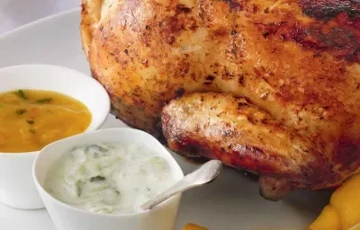 POLLO DORADO Y JUGOSO CON SALSA DE MANGO Y DE YOGURT