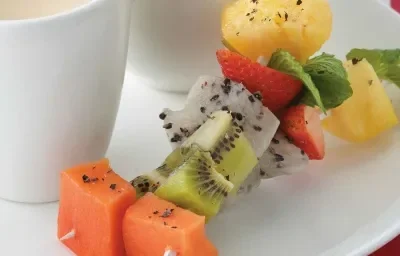 PINCHOS DE FRUTA CON SALSA DE CHOCOLATE BLANCO