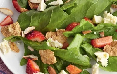 ENSALADA DE ESPINACAS CON FRESAS, QUESITO Y ALMENDRA