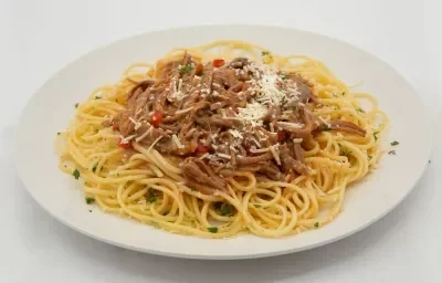 Pasta con carne desmechada