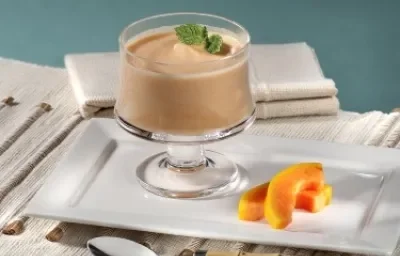 Bavaresa de papaya con mermelada de naranja