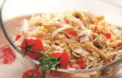 Ensalada de arroz con aderezo de curry