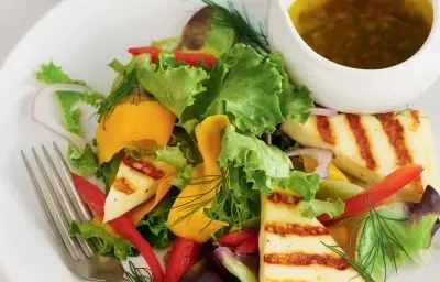 ENSALADA DE LECHUGAS, QUESO ASADO Y MANGO