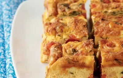 CUADRITOS DE FRITTATA CON ACELGAS, TOMATES Y QUESO