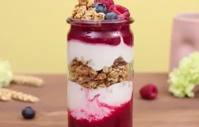 PARFAIT DE YOGURT, BATIDO DE FRUTAS Y GRANOLA