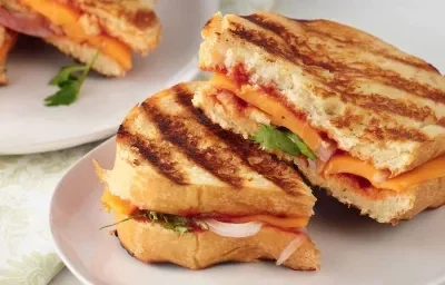 SANDWICHITOS DE QUESO CON PASTA DE TOMATES PICANTES