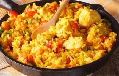 Arroz con pollo jugoso al sartén