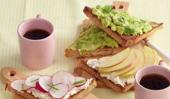 TOSTADAS DE CREMA DE QUESO Y AGUACATE