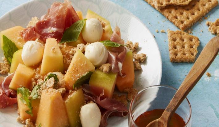 Ensalada de melón con prosciutto y queso