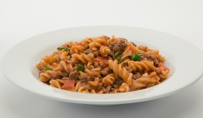 Tornillo de bolognesa con trozos de tomate y albahaca