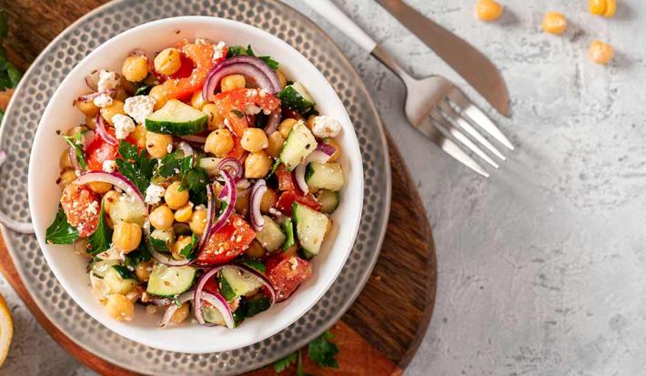 Receta fácil y rápida de ensalada de garbanzos y vegetales