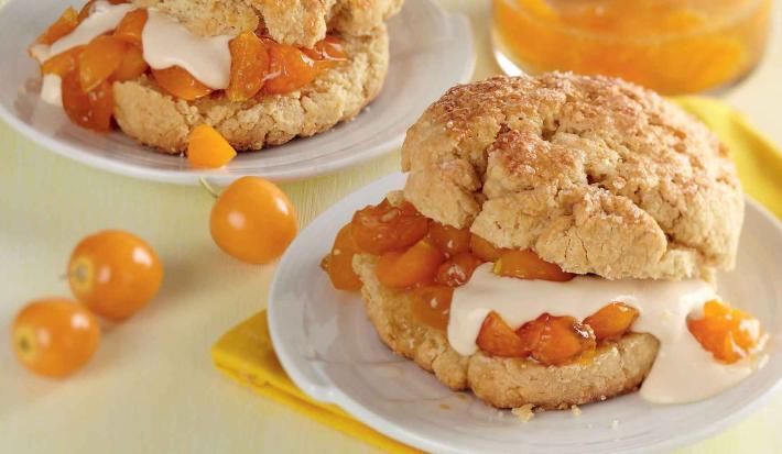 TORTICAS CON RELLENO DE UCHUVAS Y CREMA