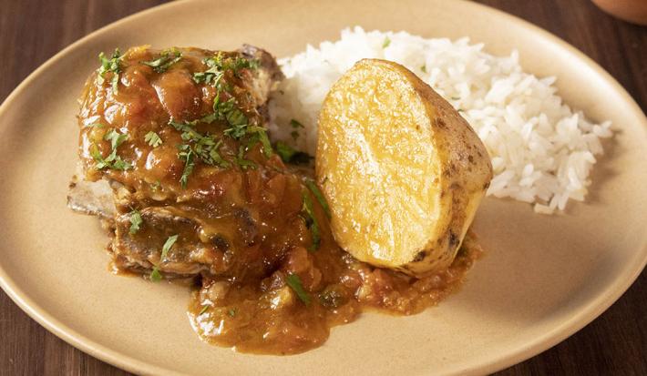 Costilla de res en salsa criolla con papa chalequeada