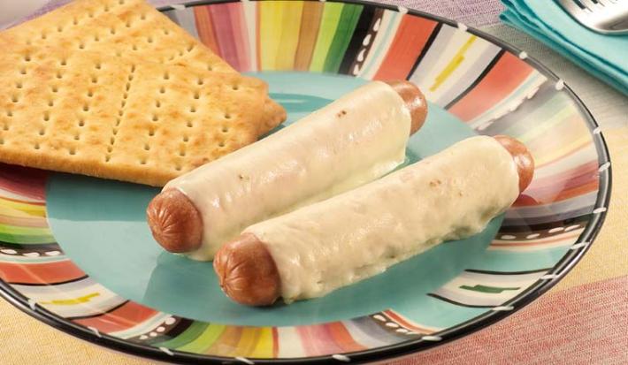 SALCHICHAS RANCHERAS CON QUESO Y MIEL ACOMPAÑADAS CON MILO® CALIENTE