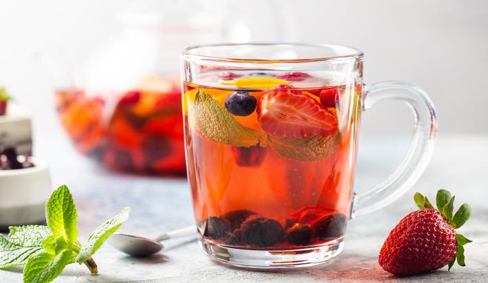 Té NUTREN® Senior con limonaria y trozos de fresa