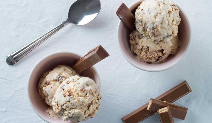 Helado de galleta y chocolate