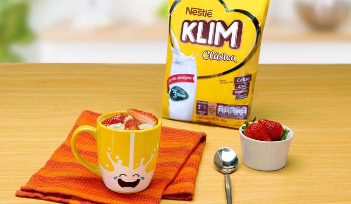 Mug de leche klim con avena y fruta