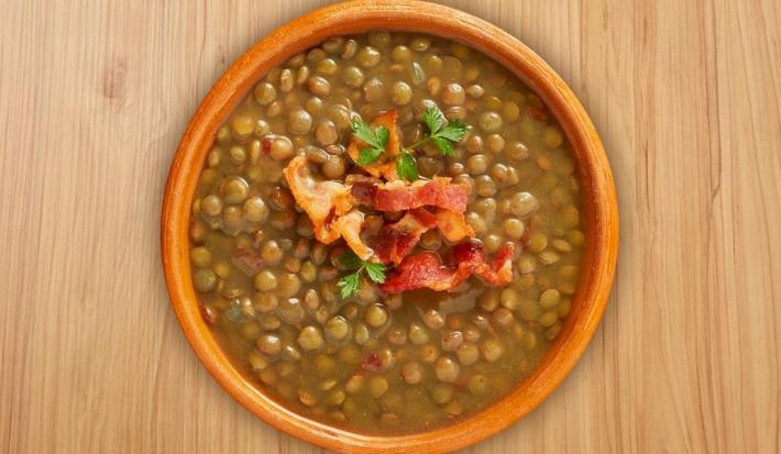 Sopa de lentejas con tocineta