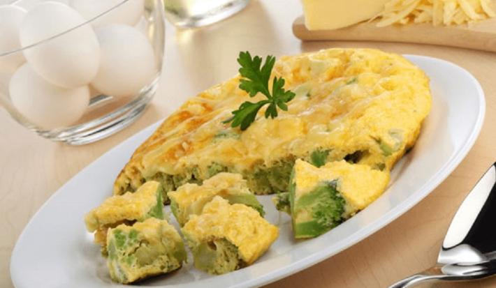 Tortilla de brócoli con queso manchego