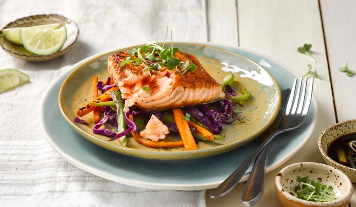 Salmón al horno con salteado de repollo