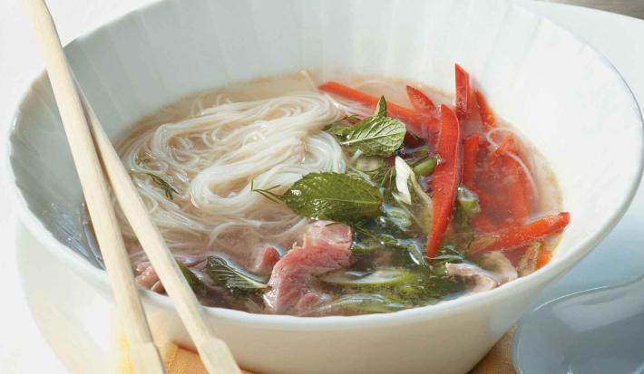 SOPA VIETNAMITA DE CARNE CON FIDEOS DE ARROZ