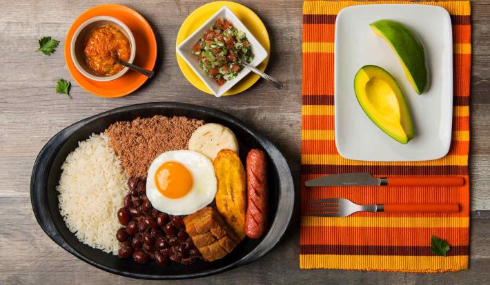 Receta tradicional de bandeja paisa con ingredientes frescos