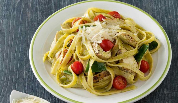 Fetuccine con Pesto Cremoso, Guisantes y Tomates